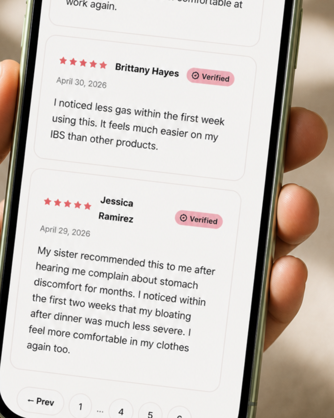 Customer reading dafies reviews on her phone